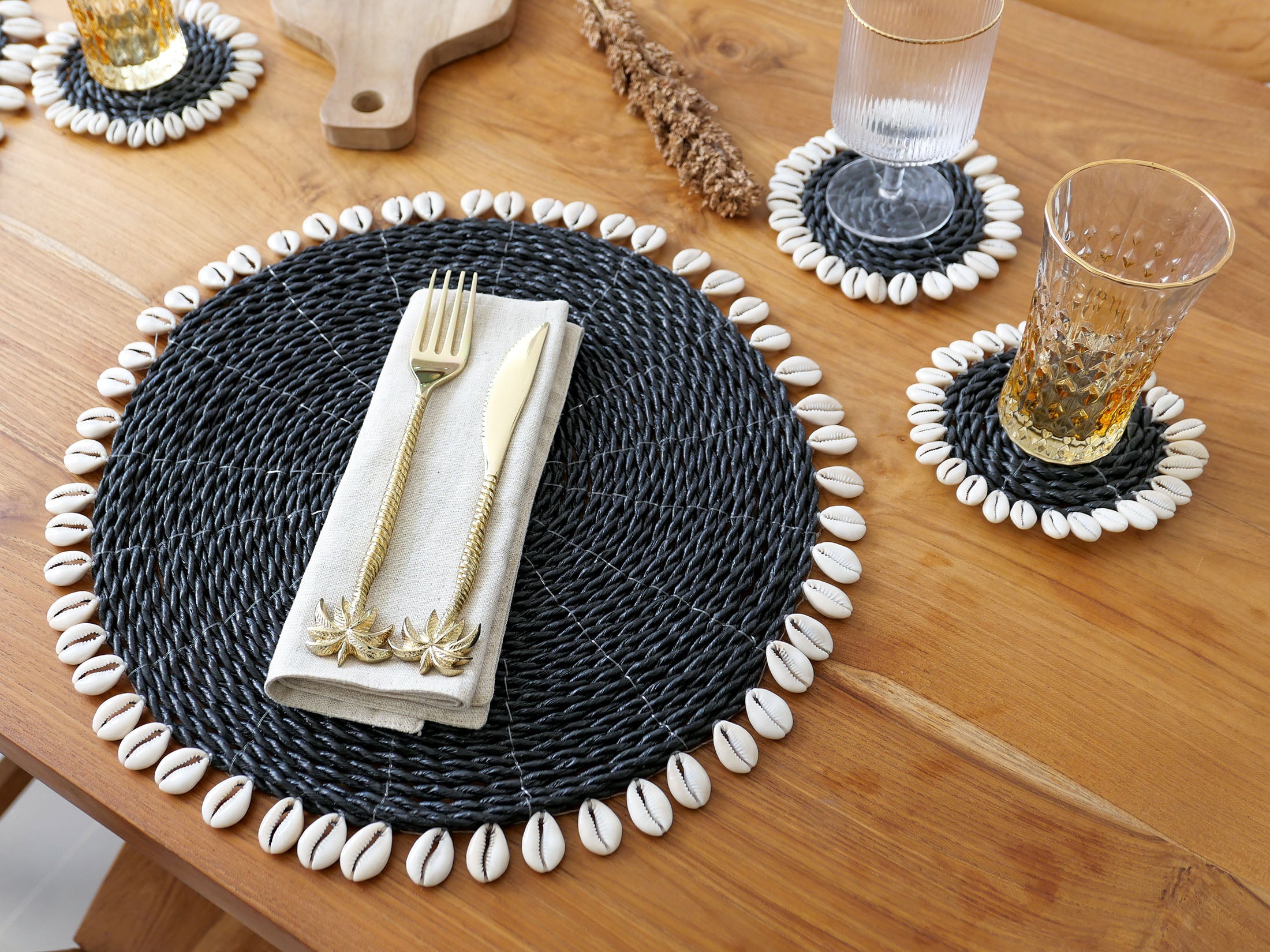 Seagrass placemat set with cowrie shell - black