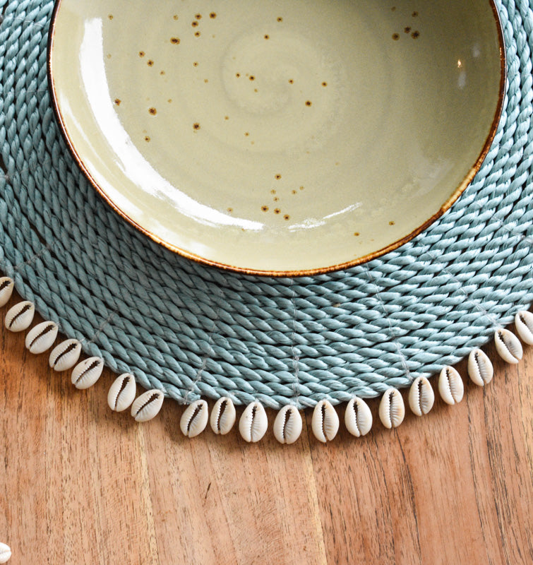 Seagrass placemat set with cowrie shell - light blue