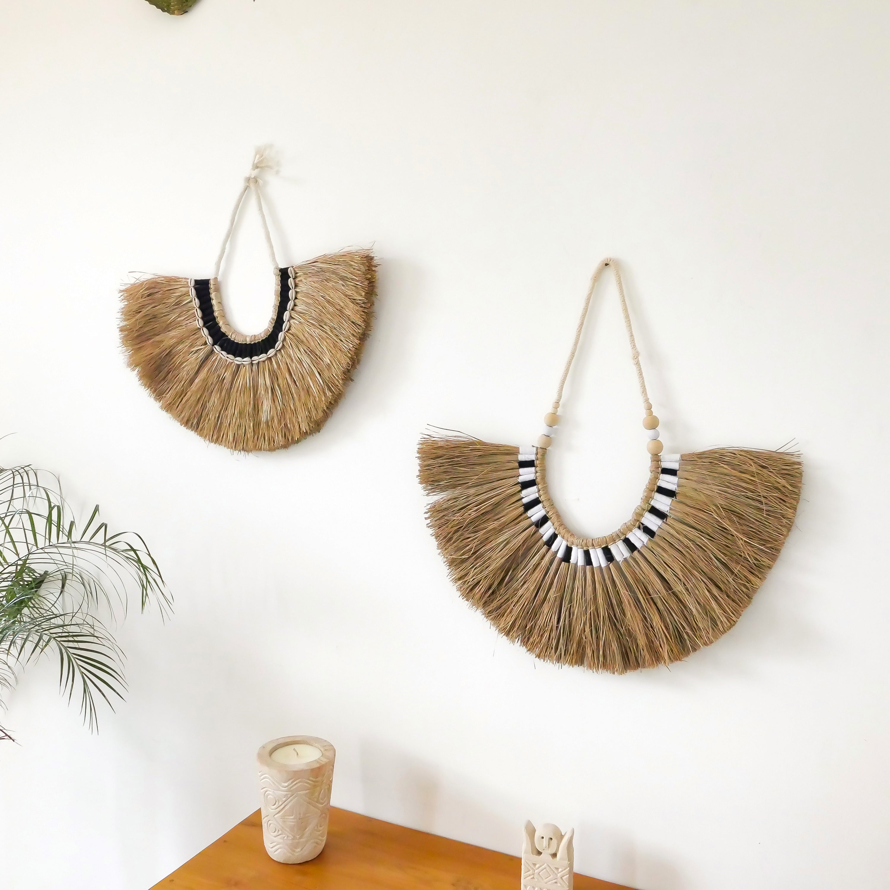Decoración de pared de rafia con conchas de cauri