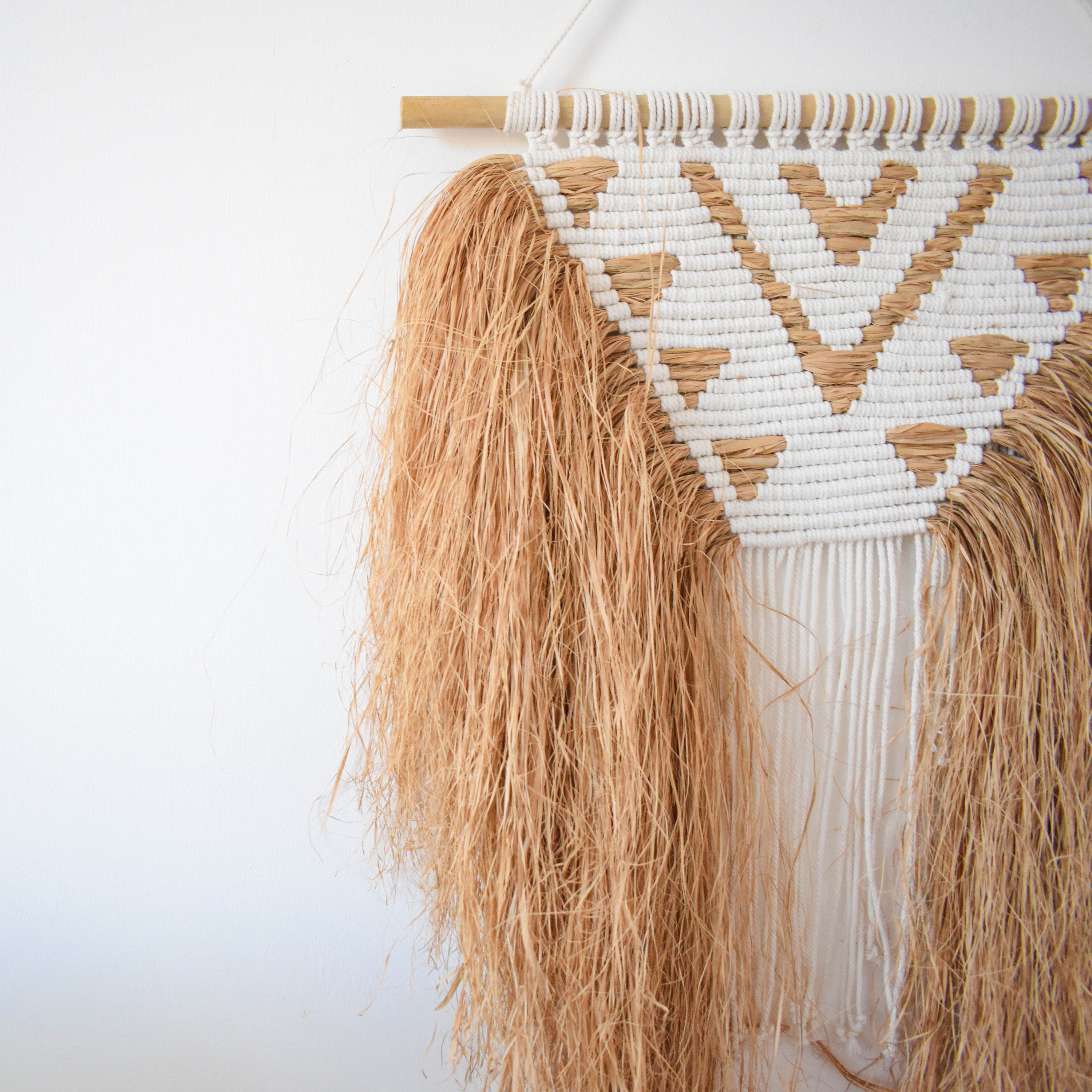 Kanobe - raffia and macramé wall decor