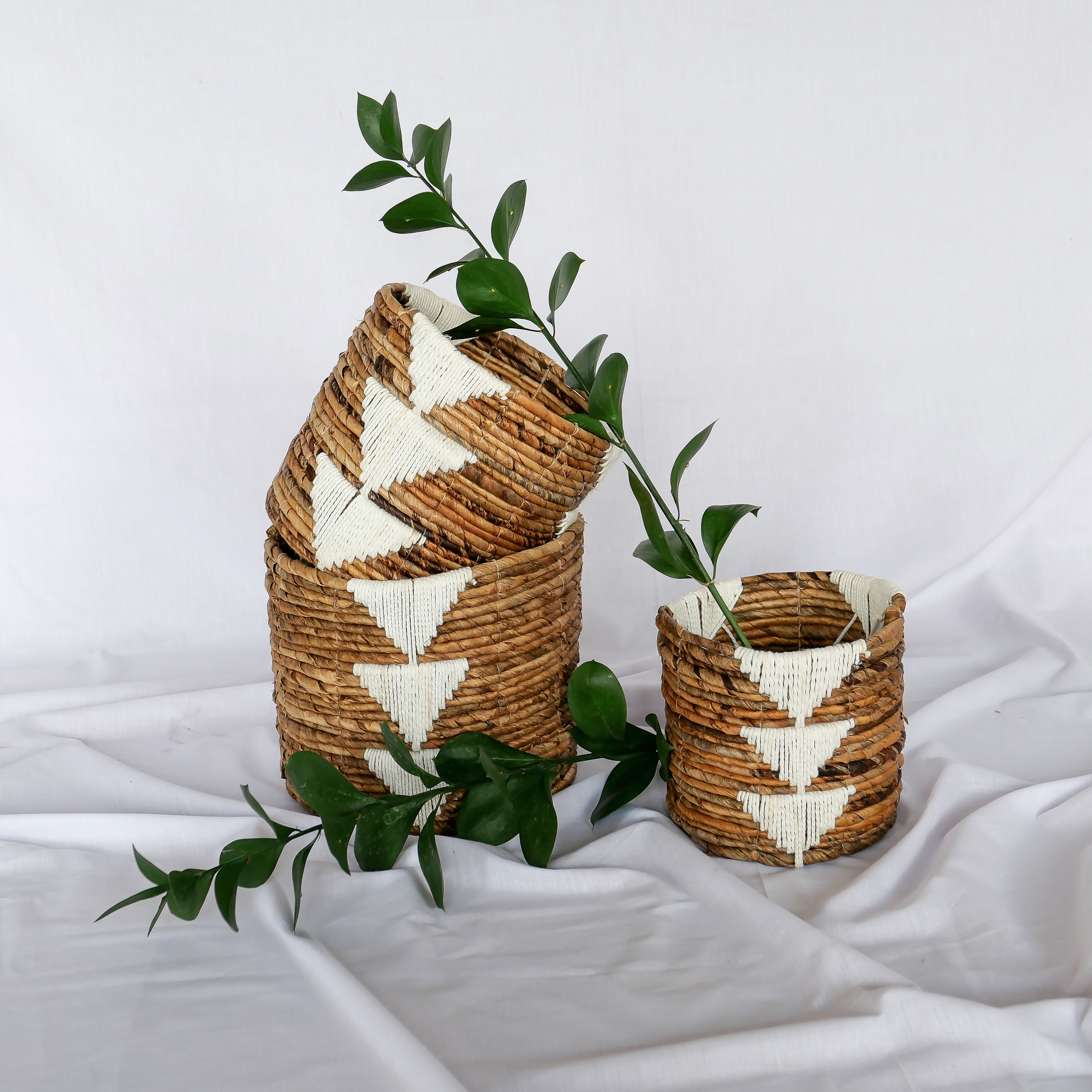 Conjunto de cesta de macramé blanco y corteza de plátano