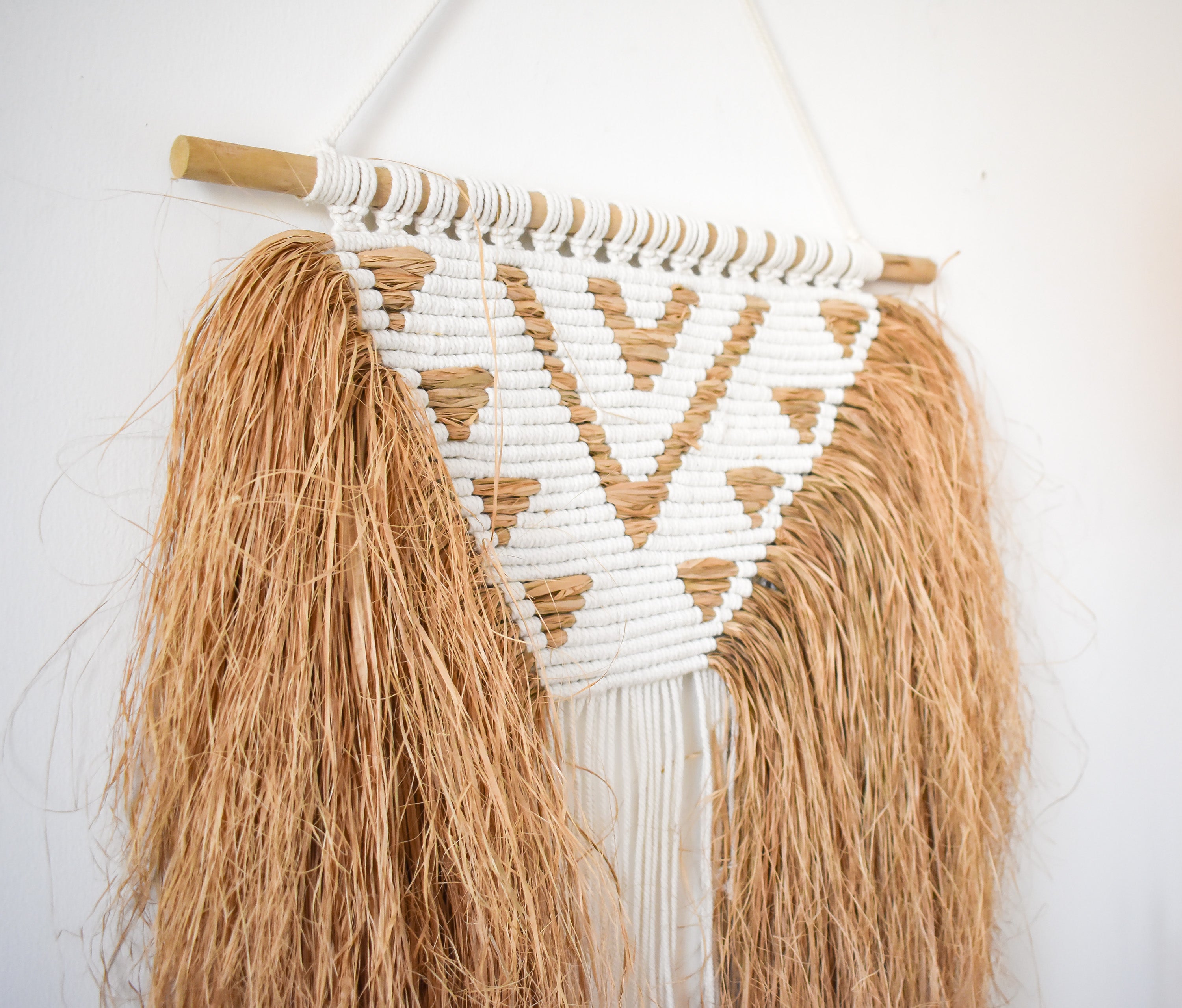 Kanobe - raffia and macramé wall decor