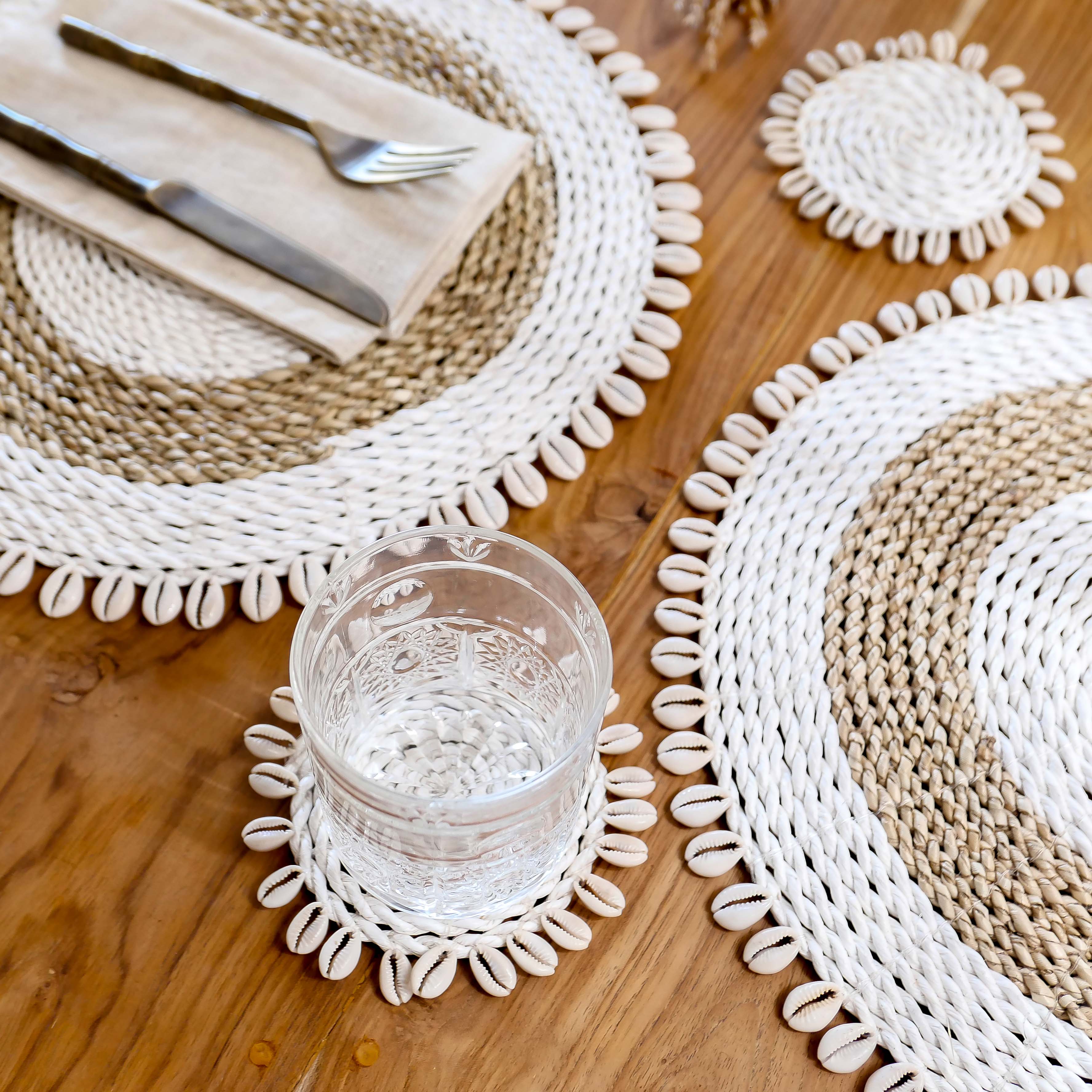 Seagrass placemat set with cowrie shell - white and natural beige