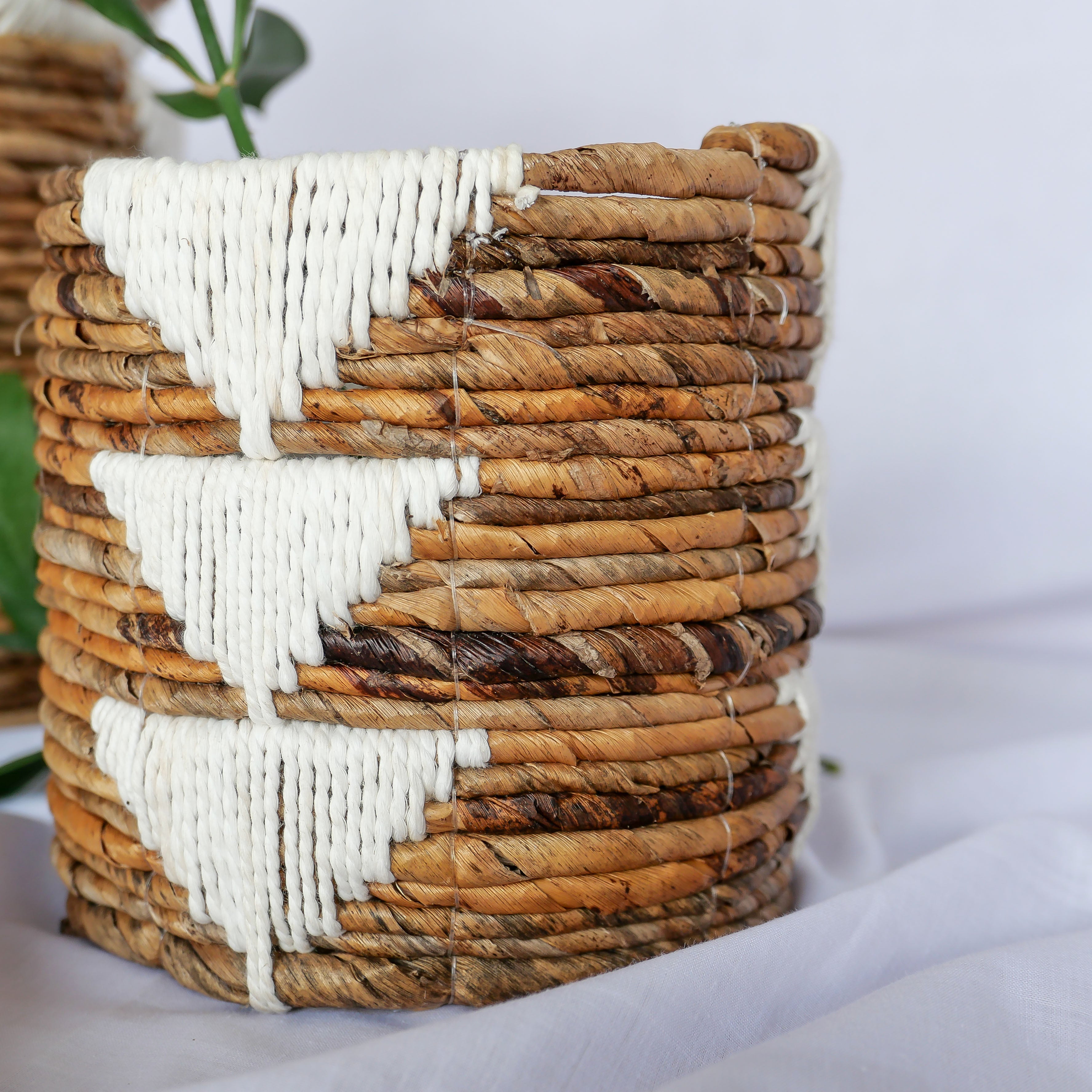 Conjunto de cesta de macramé blanco y corteza de plátano