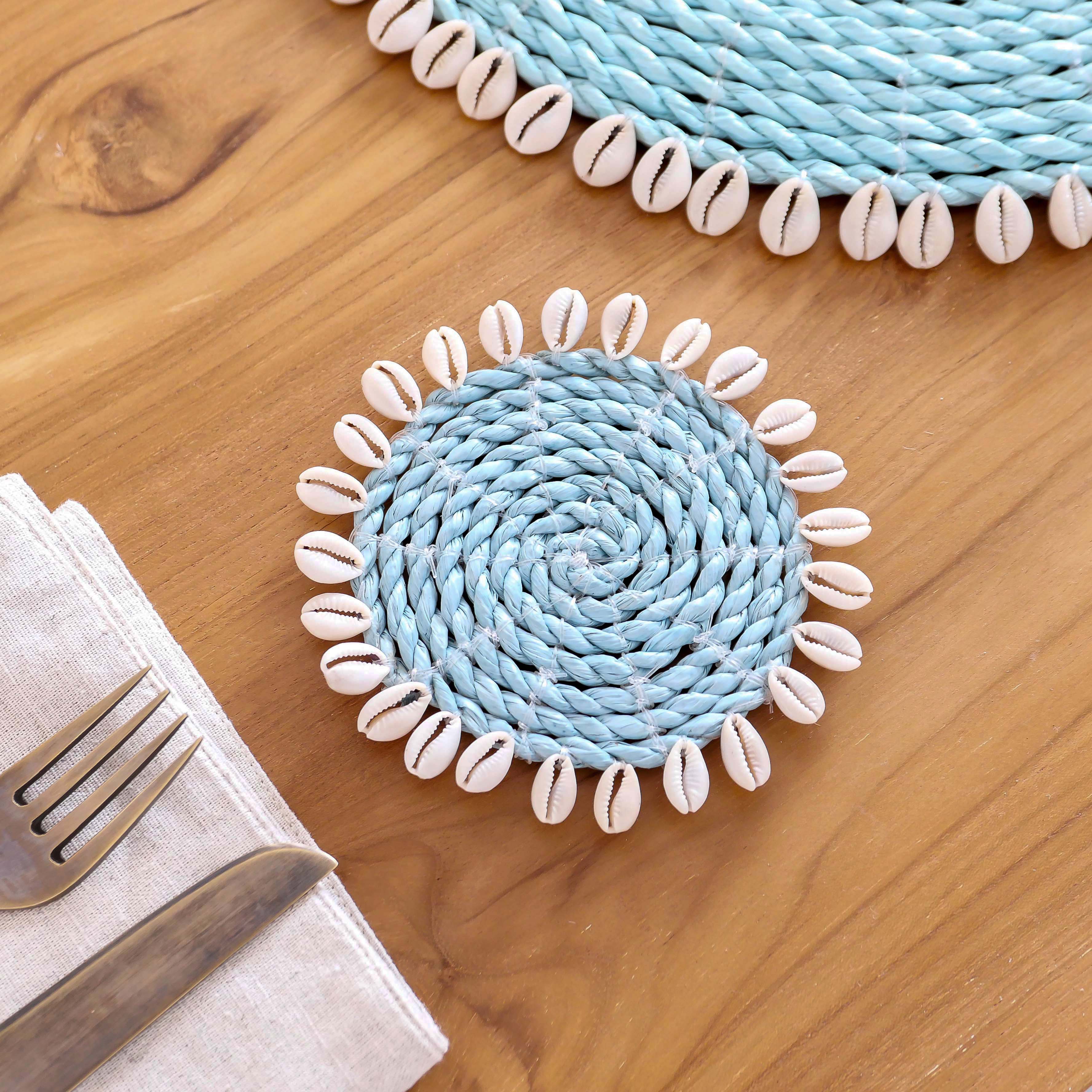 Seagrass placemat set with cowrie shell - light blue