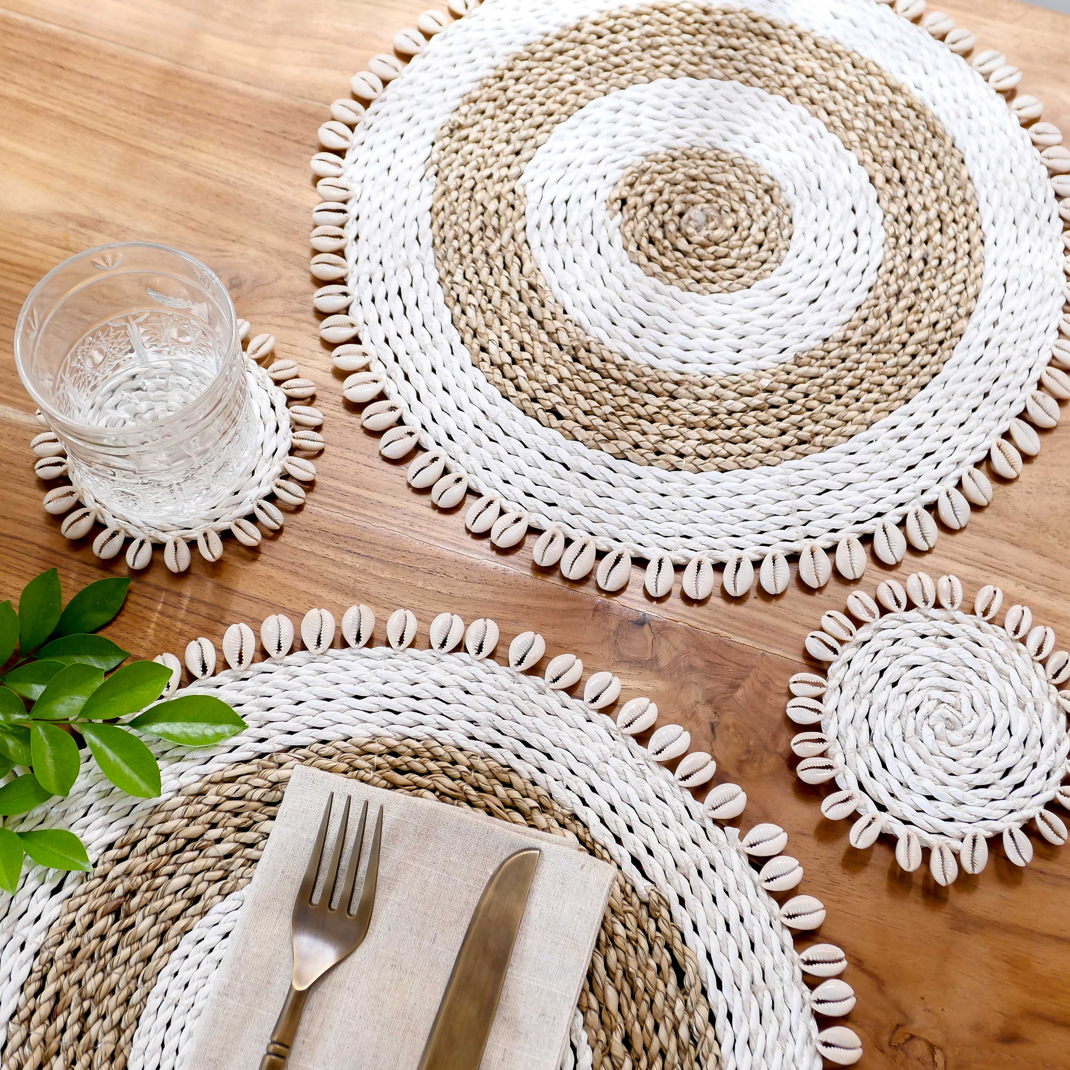 Seagrass placemat set with cowrie shell - white and natural beige