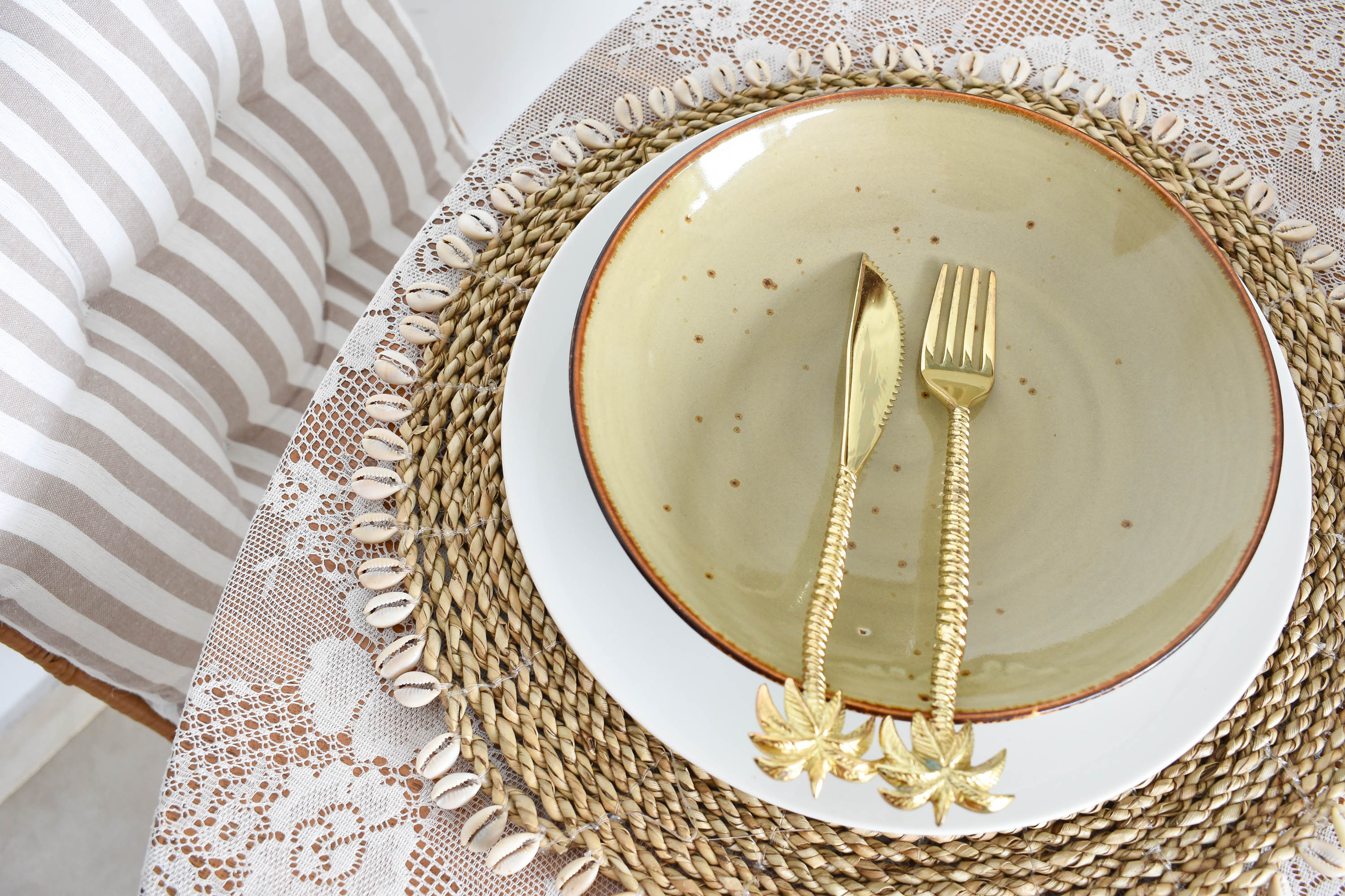 Seagrass placemat set with cowrie shell - natural - Joglo Living
