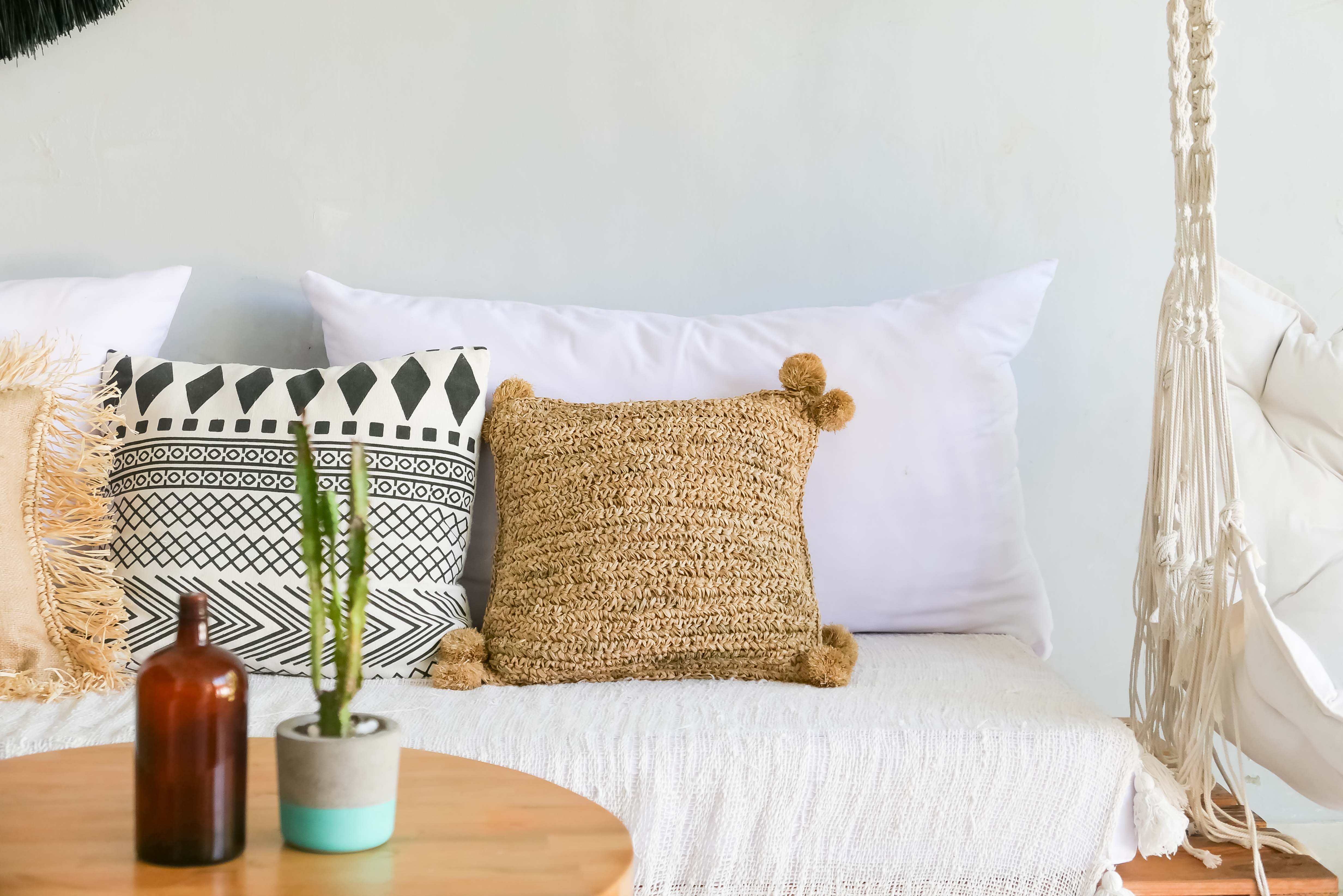 Sunda - Raffia pillow cover with pom pom - Joglo Living