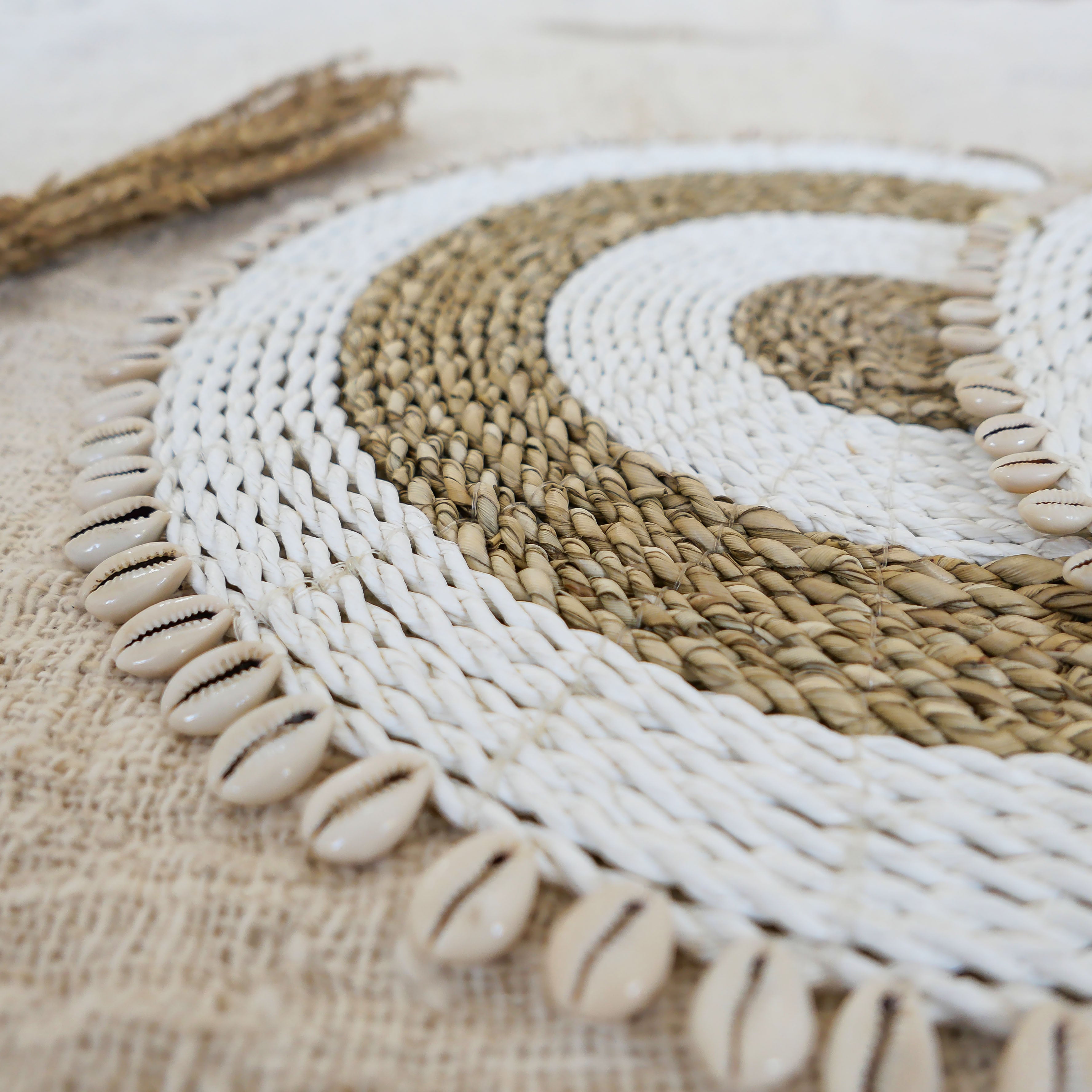 Seagrass placemat set with cowrie shell - white circles - Joglo Living