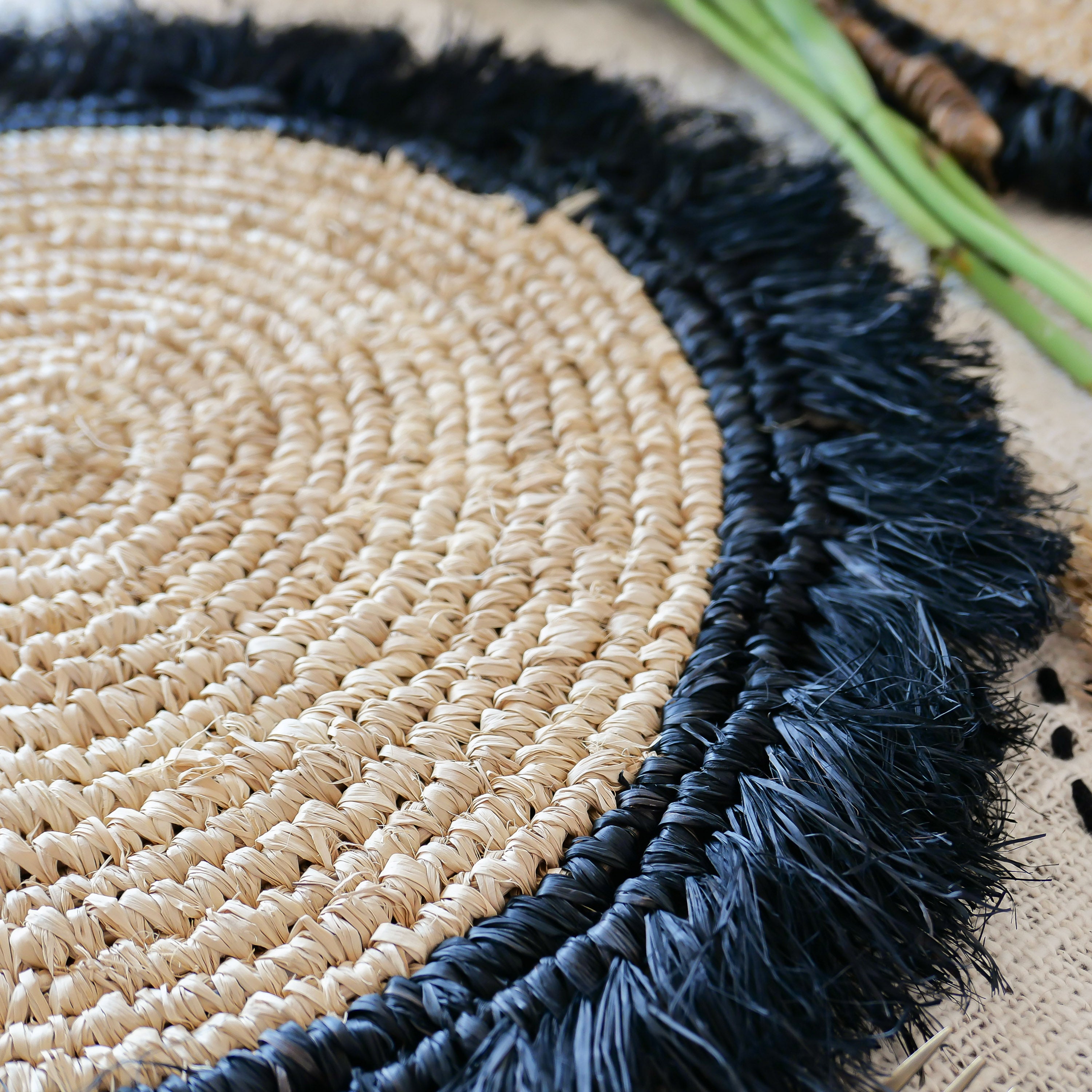 Raffia fringed placemat 003 - black