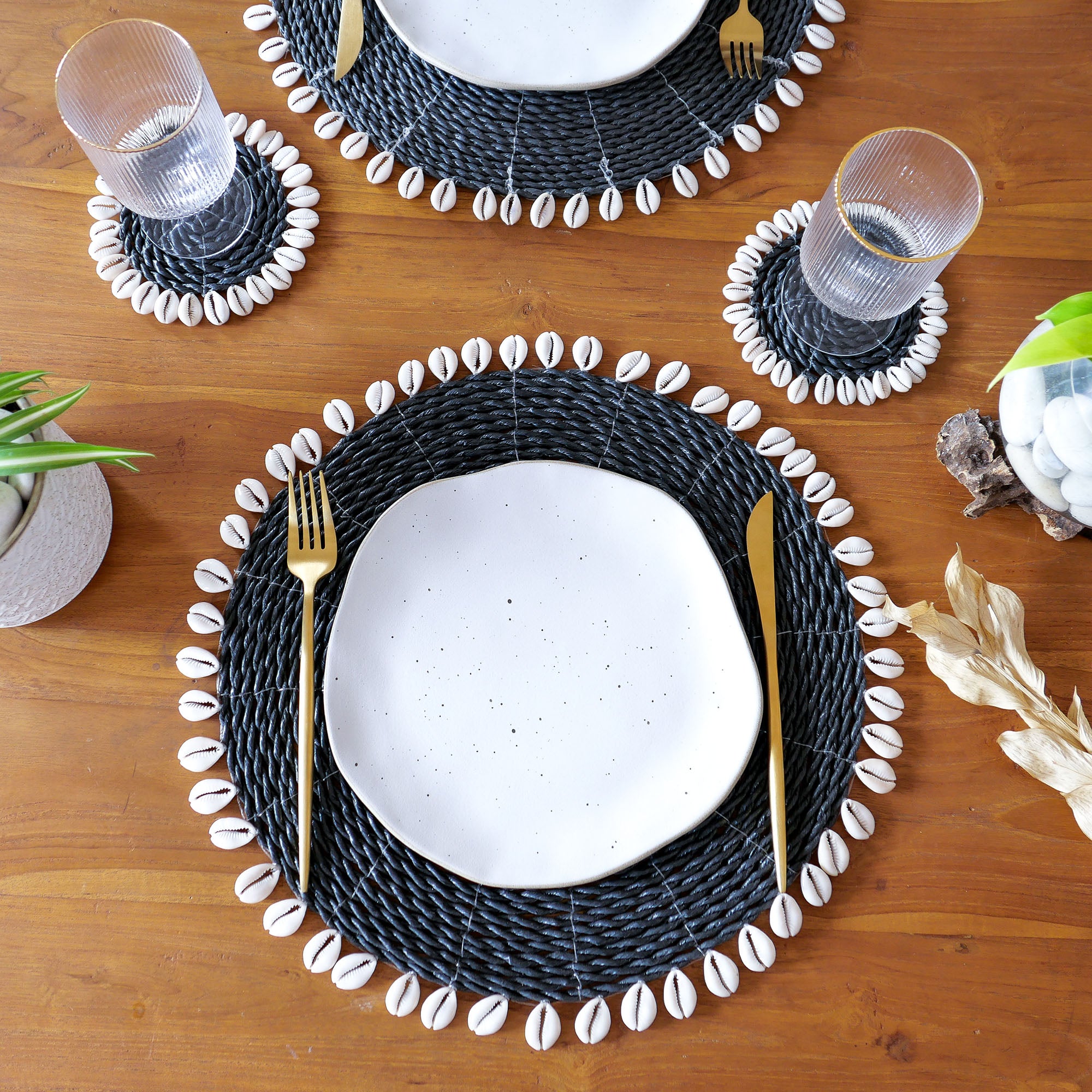 Seagrass placemat set with cowrie shell - black