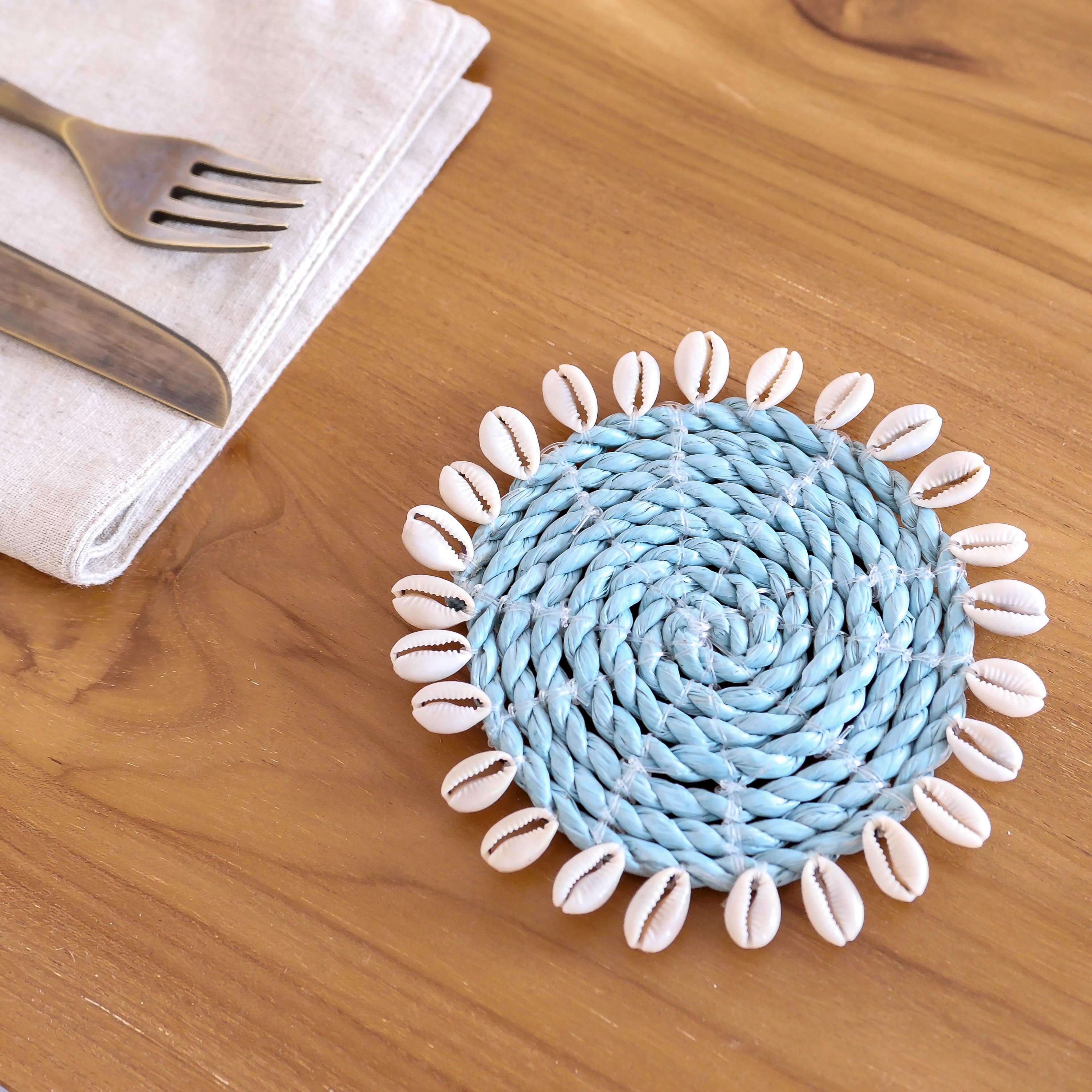 Seagrass placemat set with cowrie shell - light blue