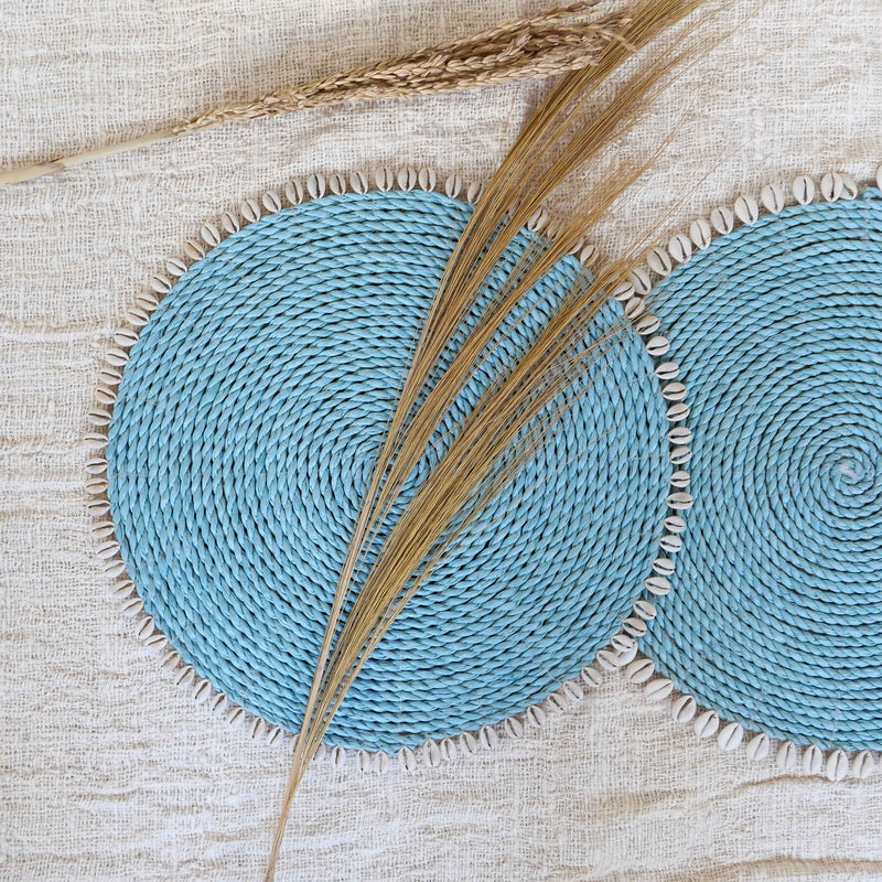 Seagrass placemat set with cowrie shell - light blue - Joglo Living
