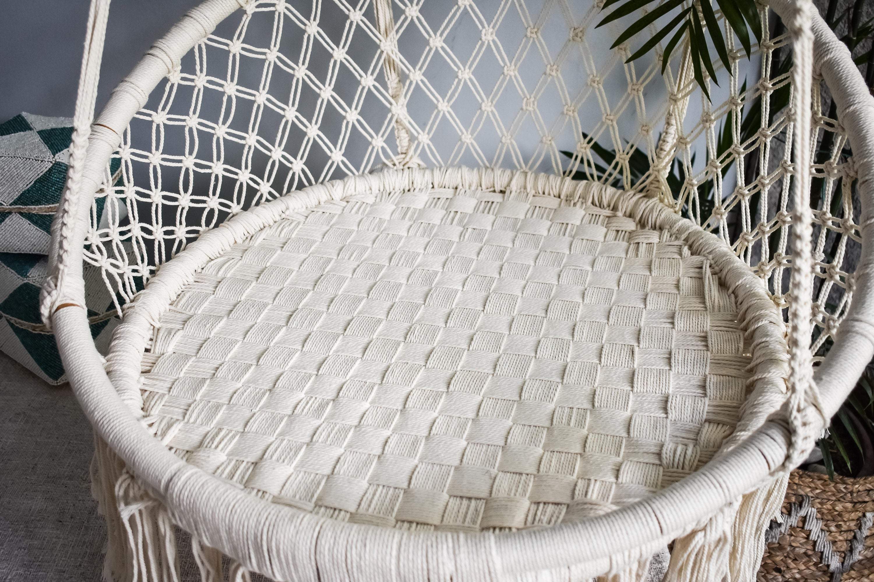 Round rattan hanging discount chair