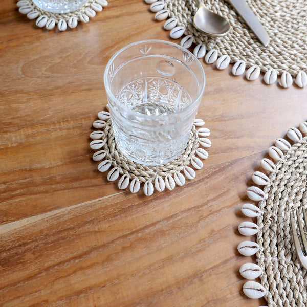 Seagrass placemat set with cowrie shell - natural