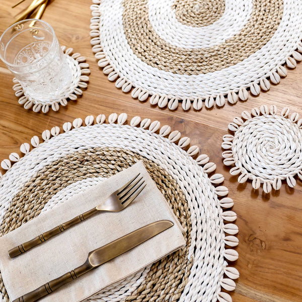 Seagrass placemat set with cowrie shell - white and natural beige