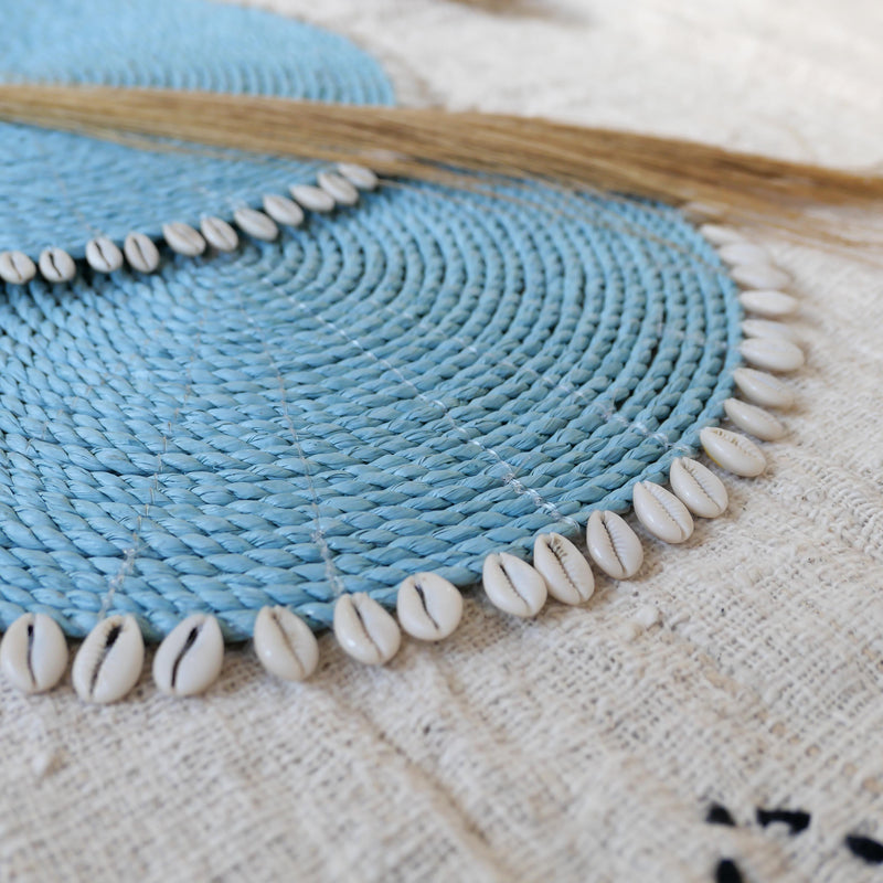 Seagrass placemat set with cowrie shell - light blue - Joglo Living