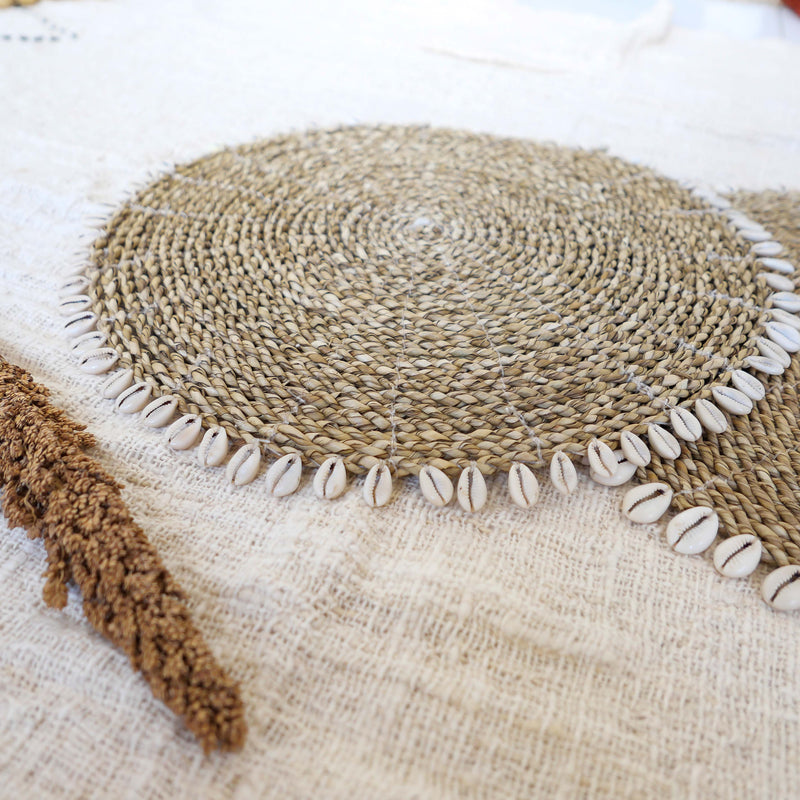 Seagrass placemat set with cowrie shell - natural - Joglo Living